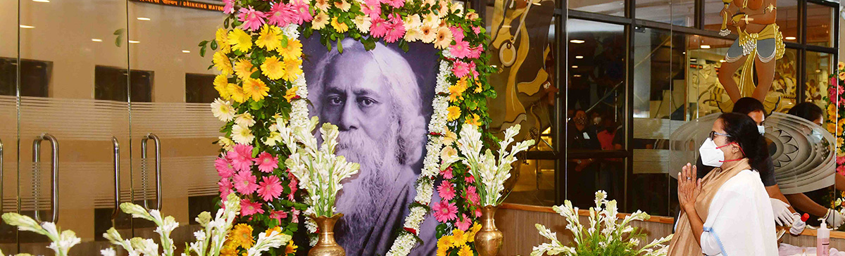Hon'ble Chief Minister Mamata Banerjee paying homage to Rabindranath Tagore on the occasion of his birth anniversary